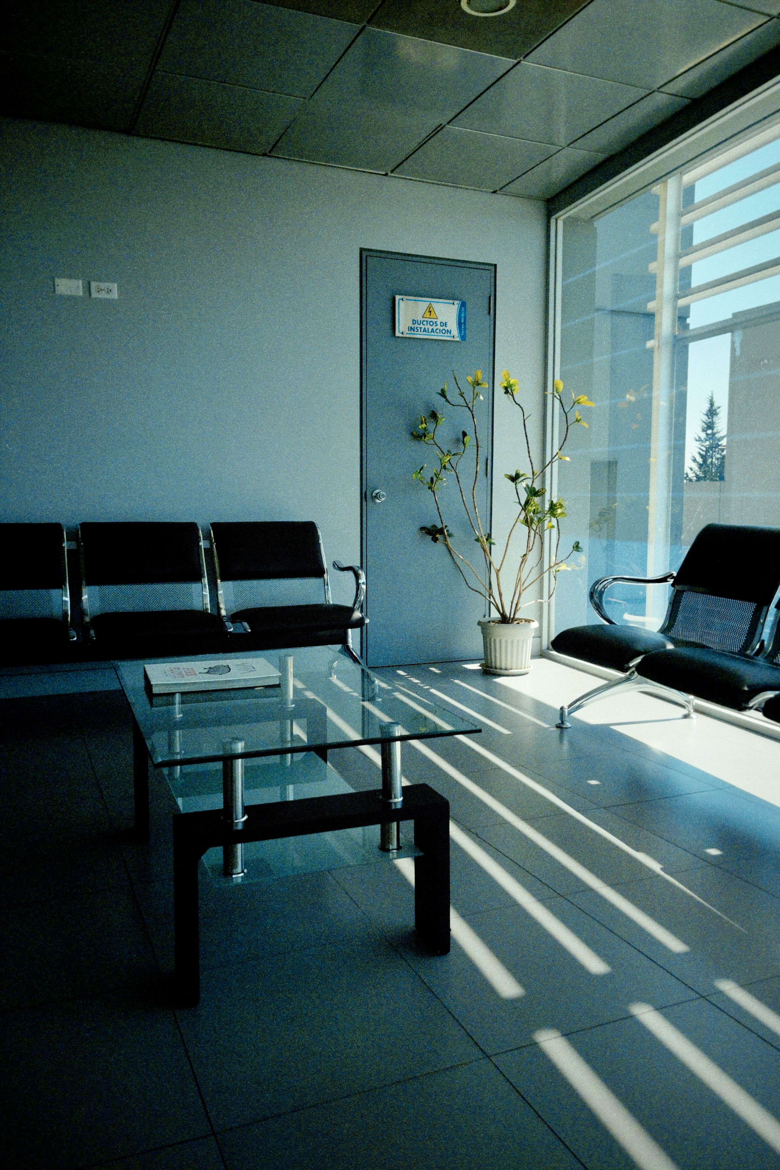 salle d'attente du cabinet du Dr Dieng Aliou